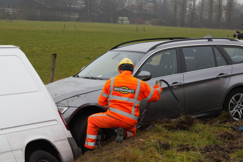 Bestelbus met aanhanger belandt in de sloot