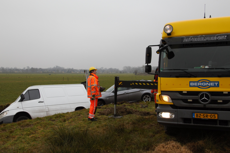 Bestelbus met aanhanger belandt in de sloot