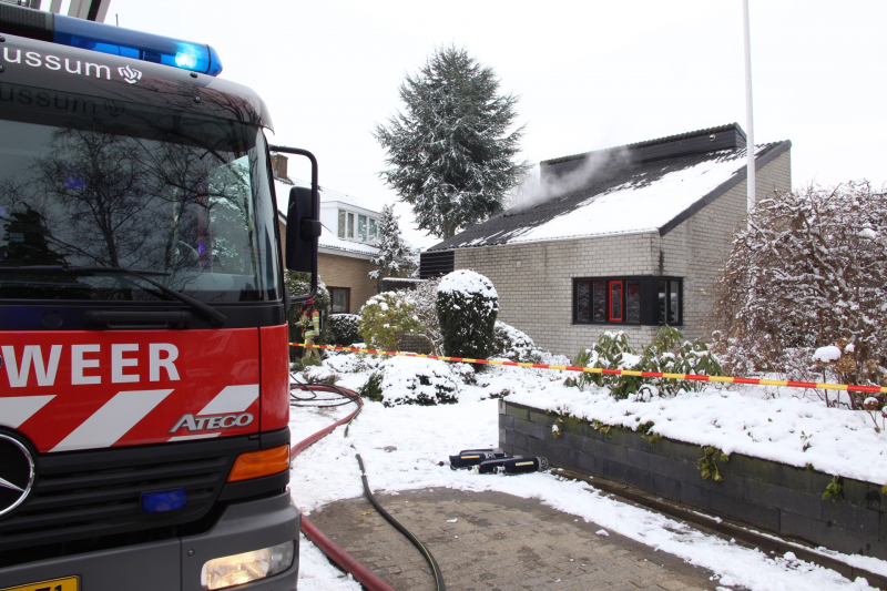 Veel rook bij uitslaande woningbrand