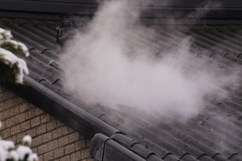 Veel rook bij uitslaande woningbrand