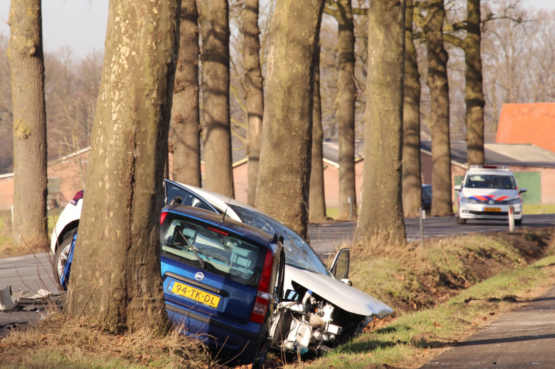 Twee auto's botsen frontaal op elkaar