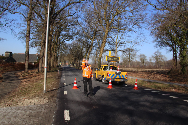Twee auto's botsen frontaal op elkaar