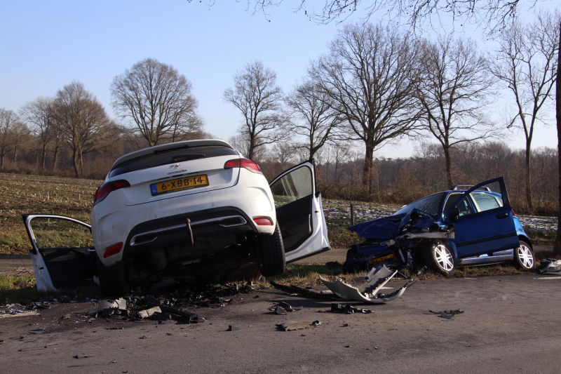 Twee auto's botsen frontaal op elkaar