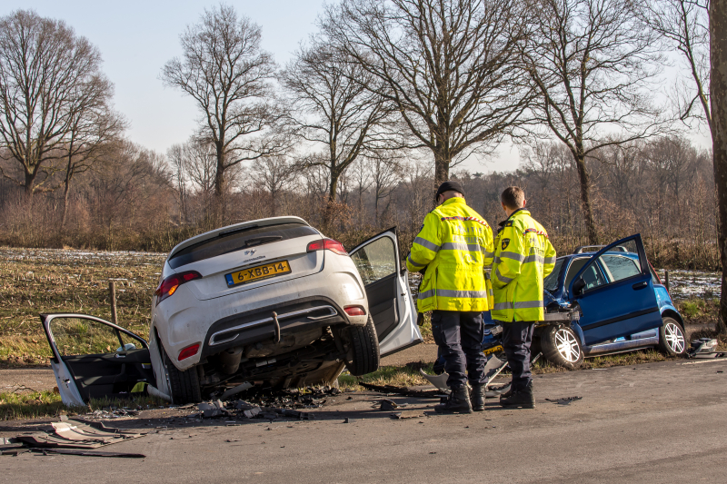 Twee auto's botsen frontaal op elkaar