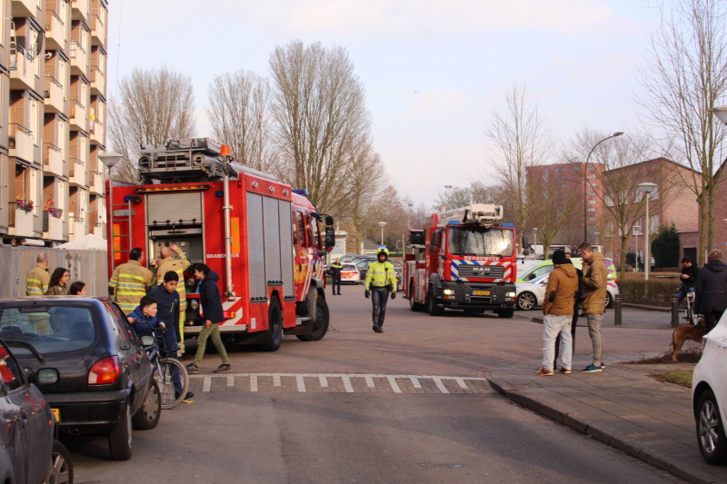 Persoon door brandweer uit woning gehaald bij woningbrand