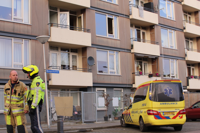 Persoon door brandweer uit woning gehaald bij woningbrand