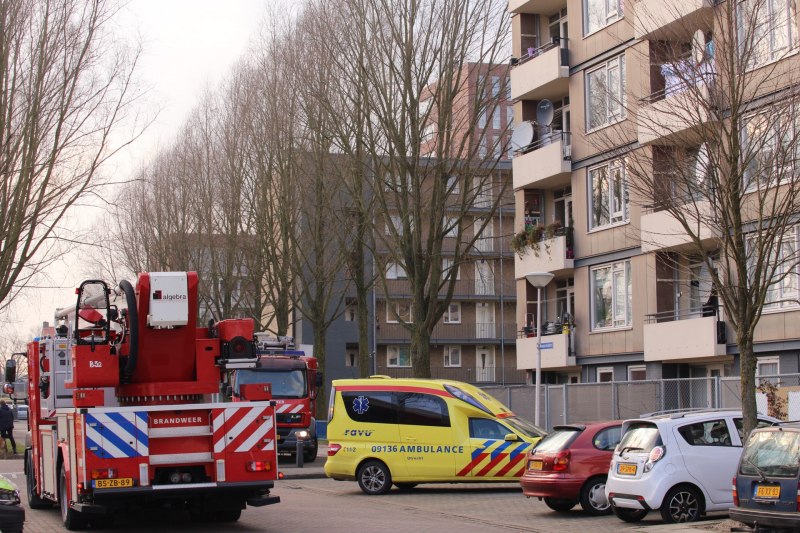 Persoon door brandweer uit woning gehaald bij woningbrand