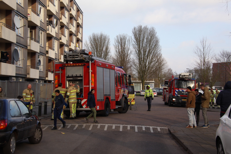 Persoon door brandweer uit woning gehaald bij woningbrand