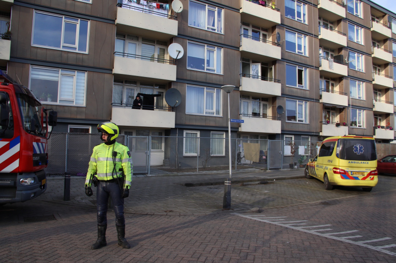 Persoon door brandweer uit woning gehaald bij woningbrand