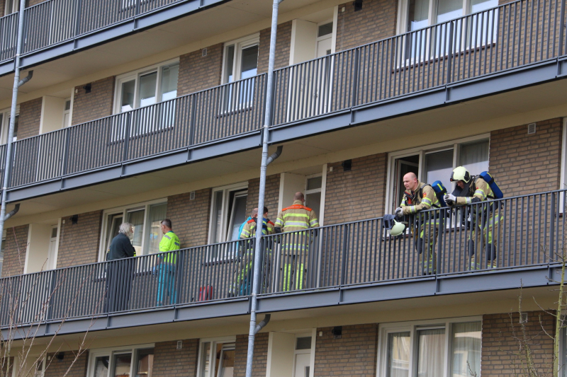 Persoon door brandweer uit woning gehaald bij woningbrand