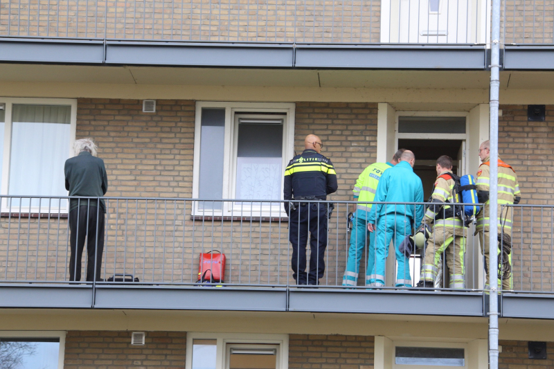 Persoon door brandweer uit woning gehaald bij woningbrand