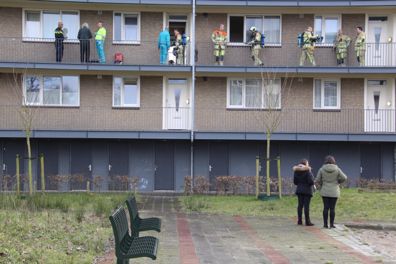 Persoon door brandweer uit woning gehaald bij woningbrand
