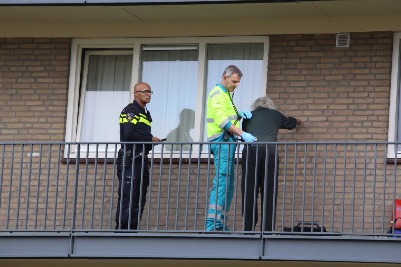 Persoon door brandweer uit woning gehaald bij woningbrand