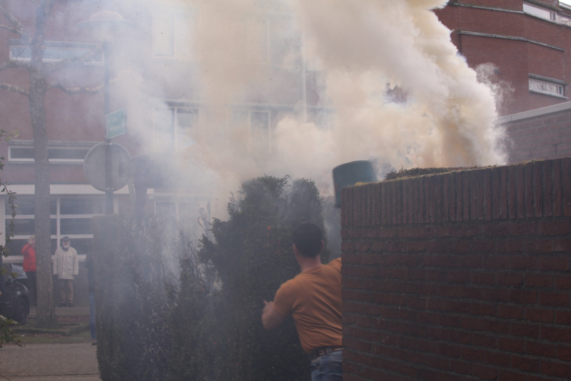 Brandweer blust brandende coniferenhaag