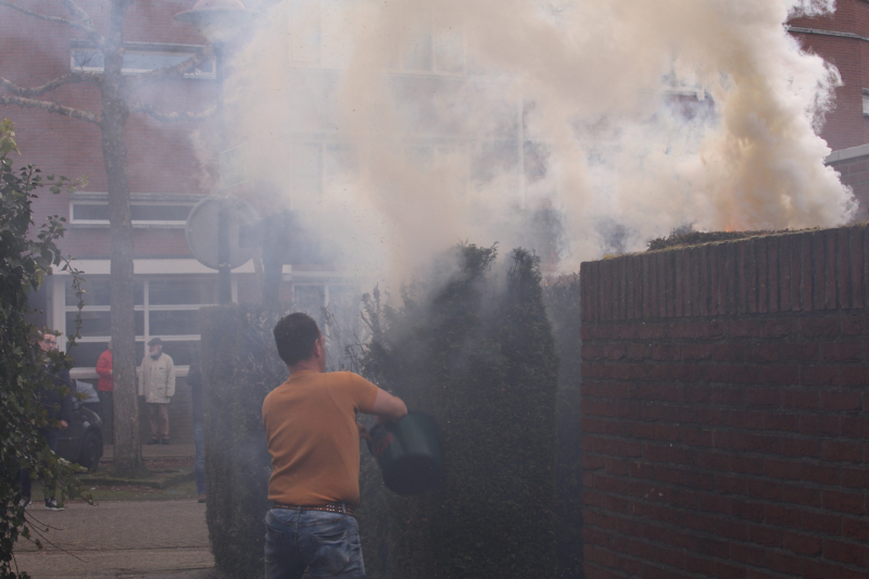 Brandweer blust brandende coniferenhaag