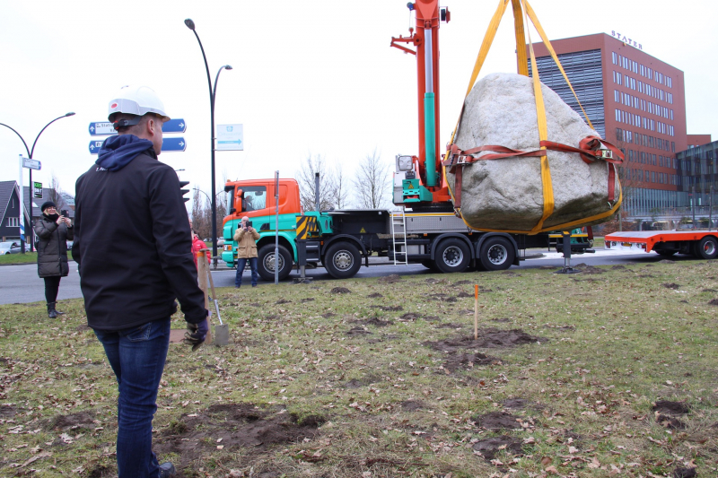 Kraan plaatst Schotse keien
