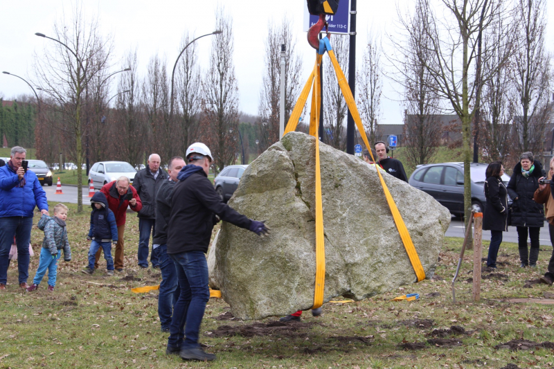 Kraan plaatst Schotse keien