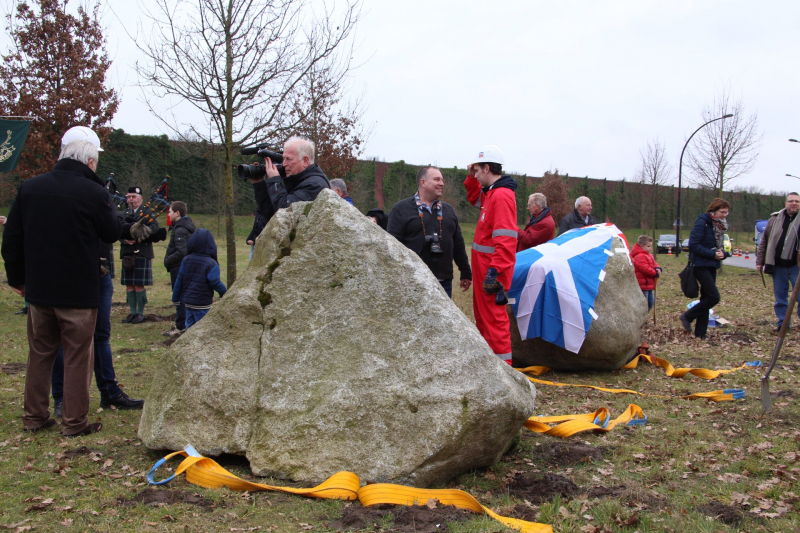 Kraan plaatst Schotse keien