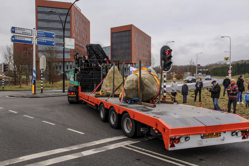 Kraan plaatst Schotse keien