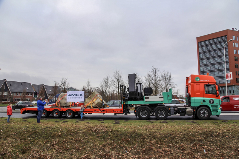 Kraan plaatst Schotse keien