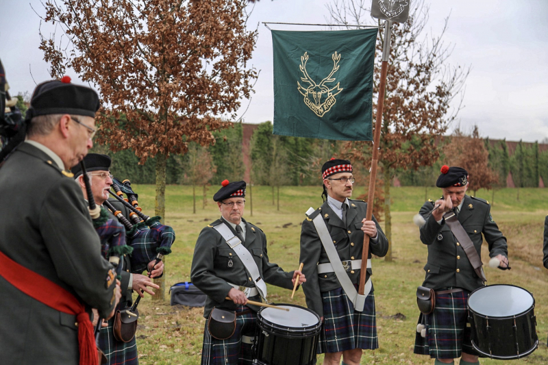 Kraan plaatst Schotse keien
