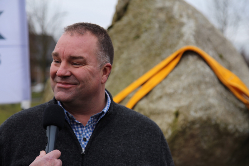 Kraan plaatst Schotse keien