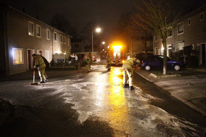 Weg bezaaid met liters olie