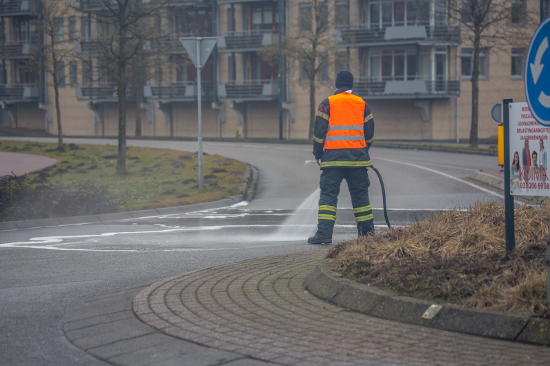 Vergeten tankdop zorgt voor vervuild wegdek