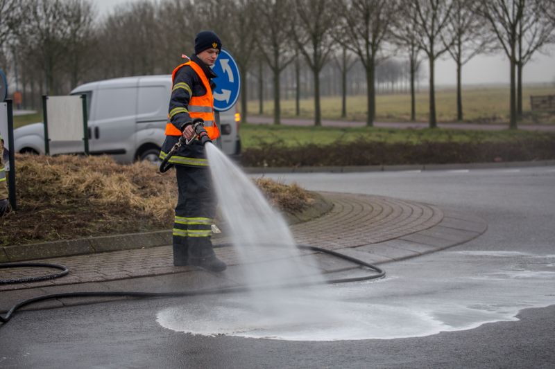 Vergeten tankdop zorgt voor vervuild wegdek