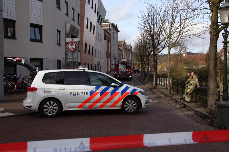 Verwarde vrouw met hond op het dak van GGZ-kantoor