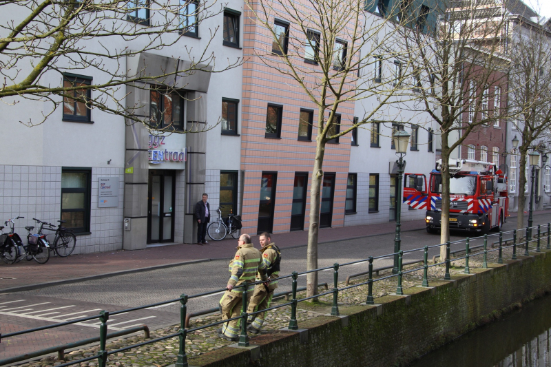 Verwarde vrouw met hond op het dak van GGZ-kantoor