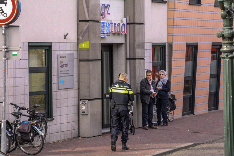 Verwarde vrouw met hond op het dak van GGZ-kantoor