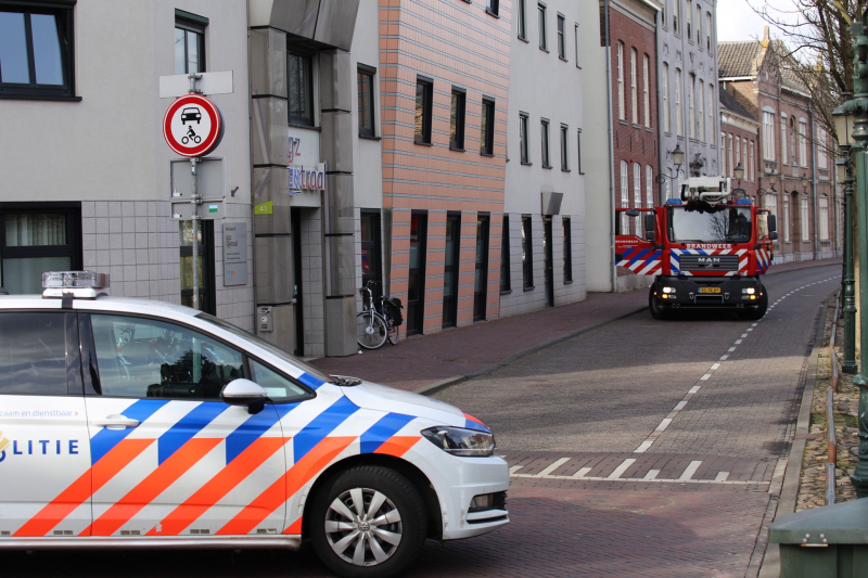 Verwarde vrouw met hond op het dak van GGZ-kantoor