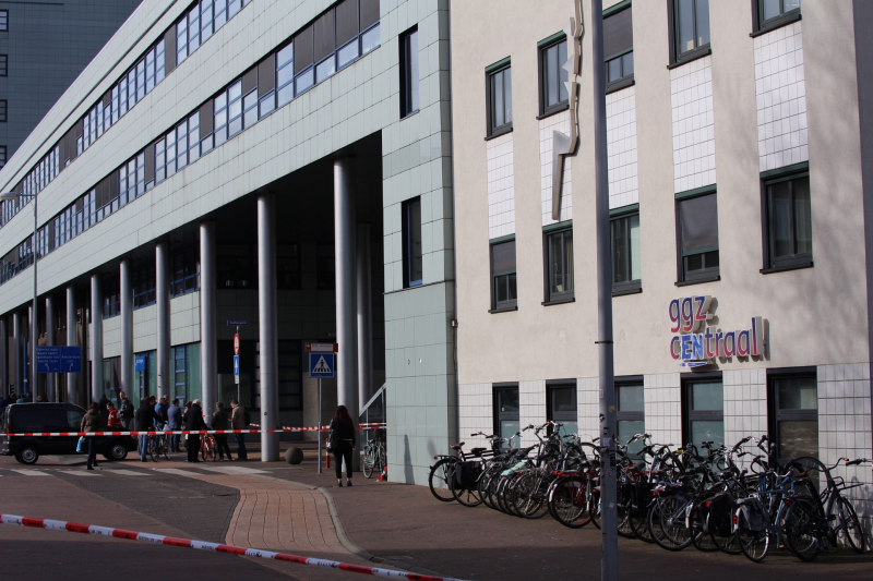 Verwarde vrouw met hond op het dak van GGZ-kantoor