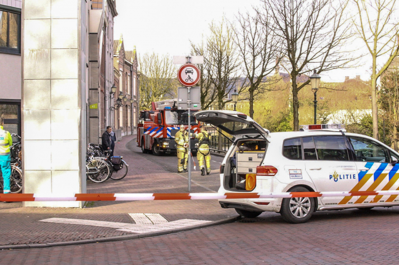 Verwarde vrouw met hond op het dak van GGZ-kantoor