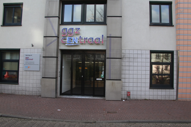 Verwarde vrouw met hond op het dak van GGZ-kantoor