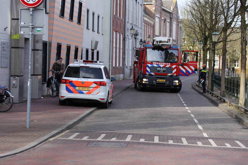 Verwarde vrouw met hond op het dak van GGZ-kantoor