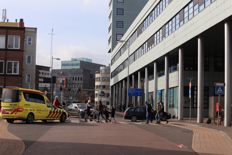 Verwarde vrouw met hond op het dak van GGZ-kantoor