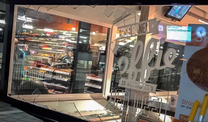 Man springt door Kiosk-ruit op NS-station