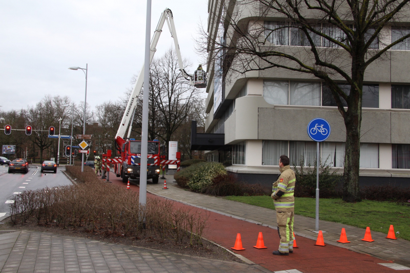 Losgewaaid spandoek zorgt voor gevaarlijke situatie