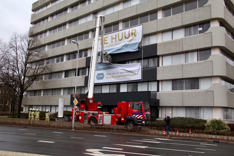 Losgewaaid spandoek zorgt voor gevaarlijke situatie