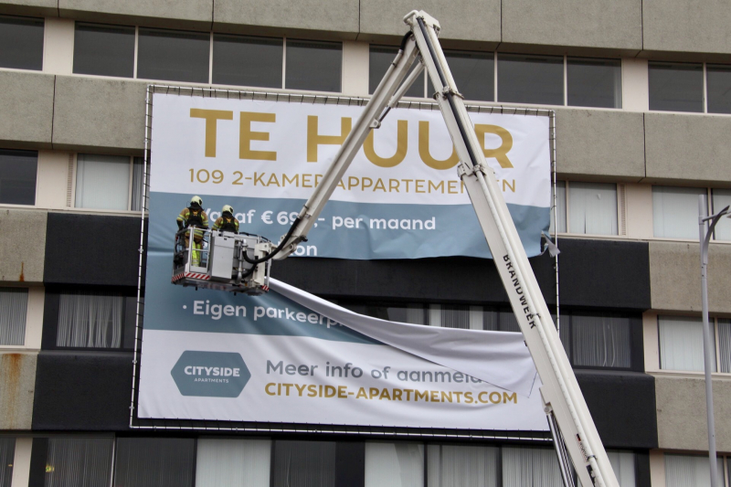 Losgewaaid spandoek zorgt voor gevaarlijke situatie