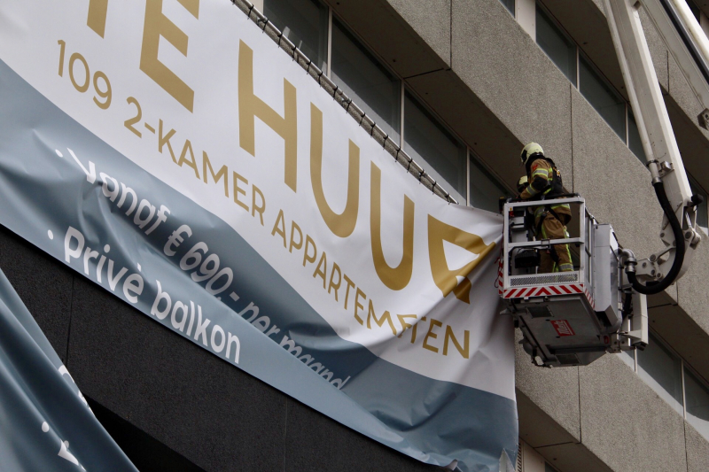 Losgewaaid spandoek zorgt voor gevaarlijke situatie