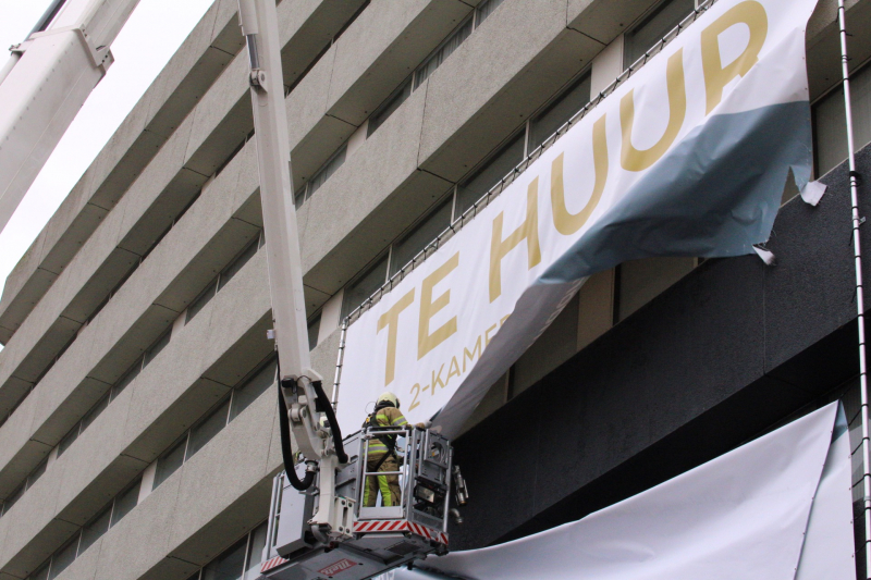 Losgewaaid spandoek zorgt voor gevaarlijke situatie