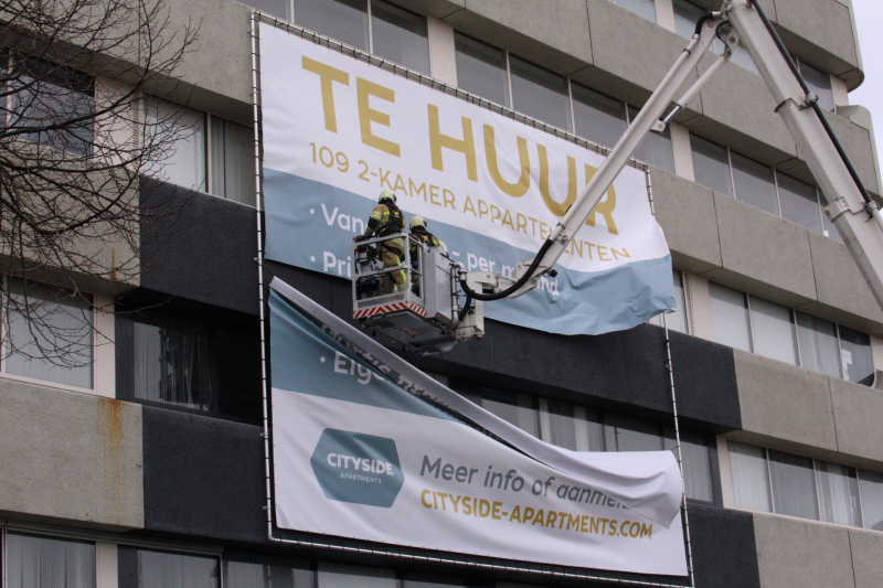 Losgewaaid spandoek zorgt voor gevaarlijke situatie