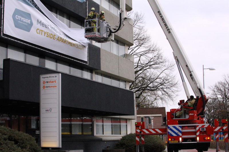 Losgewaaid spandoek zorgt voor gevaarlijke situatie