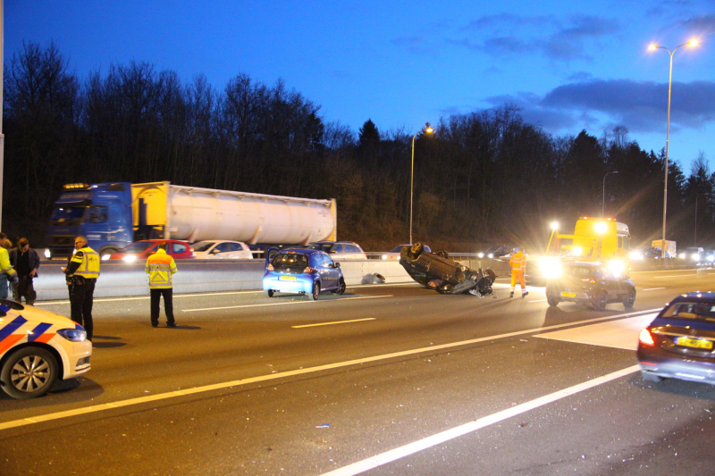 Auto over de kop na aanrijding