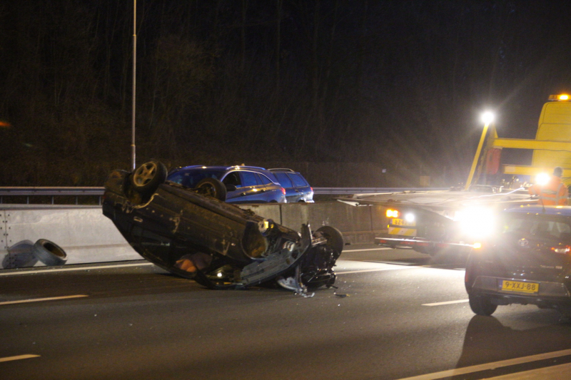 Auto over de kop na aanrijding