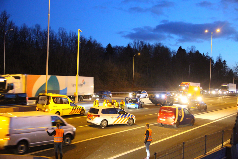 Auto over de kop na aanrijding