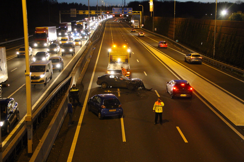 Auto over de kop na aanrijding